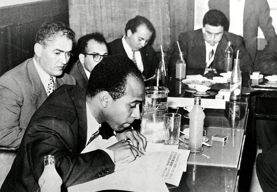 Franz Fanon: Vordenker der Dekolonialisierung 1 02 Frantz Fanon lors dune conference de presse du Congres des ecrivains a Tunis 1959
